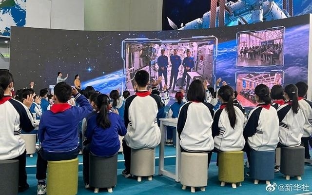 Tàu Thần Châu-13 (Trung Quốc) hoàn thành lớp học không gian thứ 2